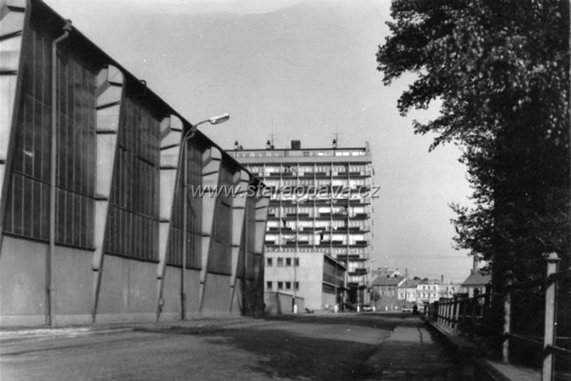 zameckyokruh (21).jpg - 70.léta 20.století vpravo ještě nezatrubněný městský náhon.